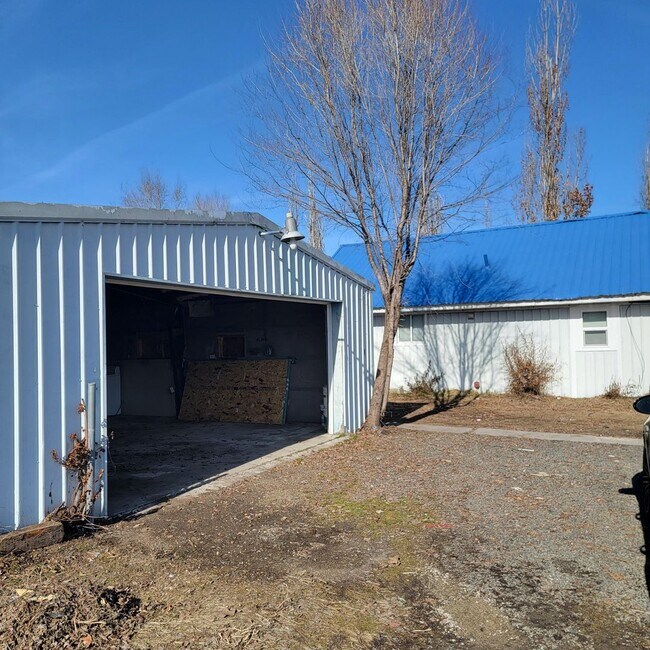 Building Photo - 3 Bedroom 1 Bath Home