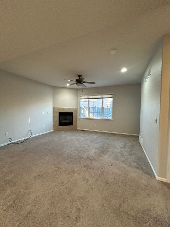 Building Photo - 3 Bedroom Townhome with Oversized Garage