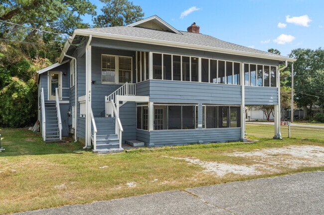 Building Photo - 320 Hallock St