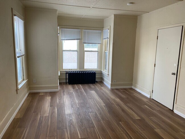 Foto del edificio - Very Spacious 4 bedroom located in South F...
