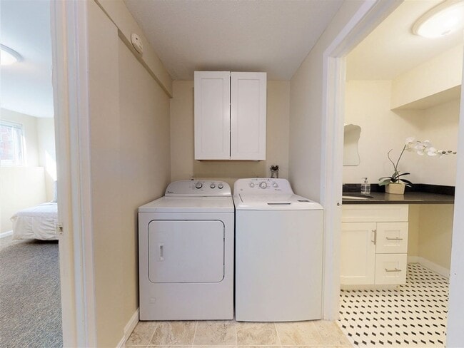 Building Photo - Five Bedrooms, three bath, townhouse