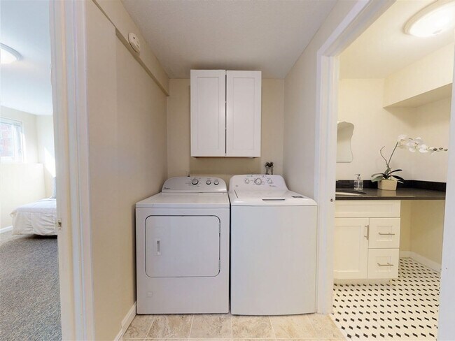 Foto del edificio - Five Bedrooms, three bath, townhouse