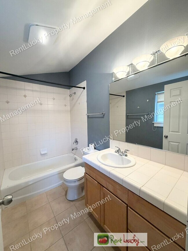 Foto del edificio - Fantastic 3 Bedroom in Ballard w/ Natural Lighting and Beautiful Finishes!