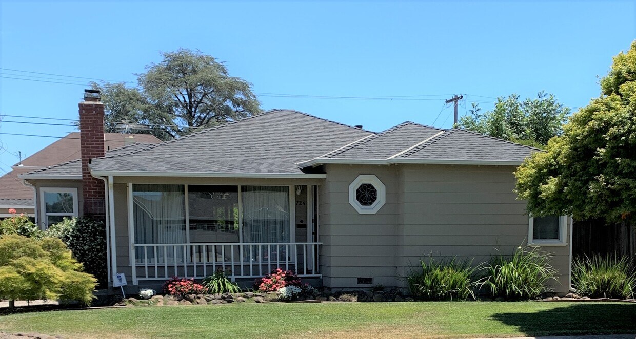 Primary Photo - 724 Camino Dr