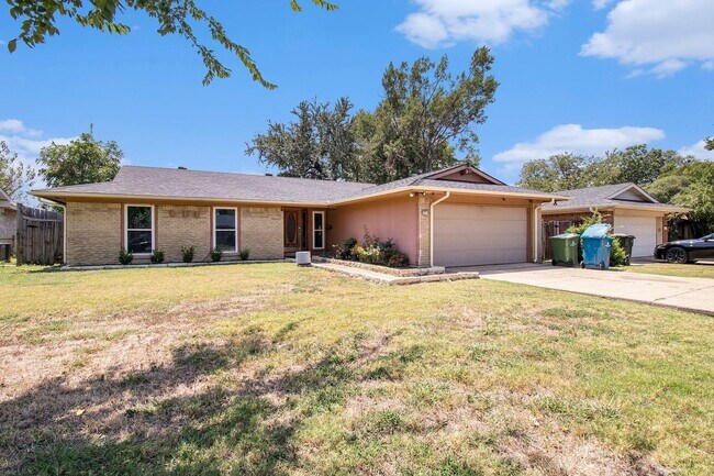 Building Photo - This charming home in Carrollton, Texas, i...