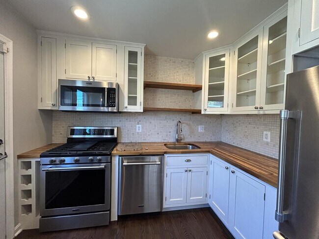 Building Photo - Newly Renovated! 4 bed/2 bath Gem