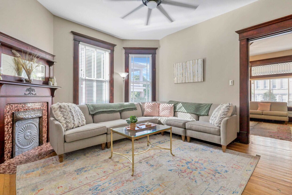 Primary Photo - 129 W Hubbard Ave