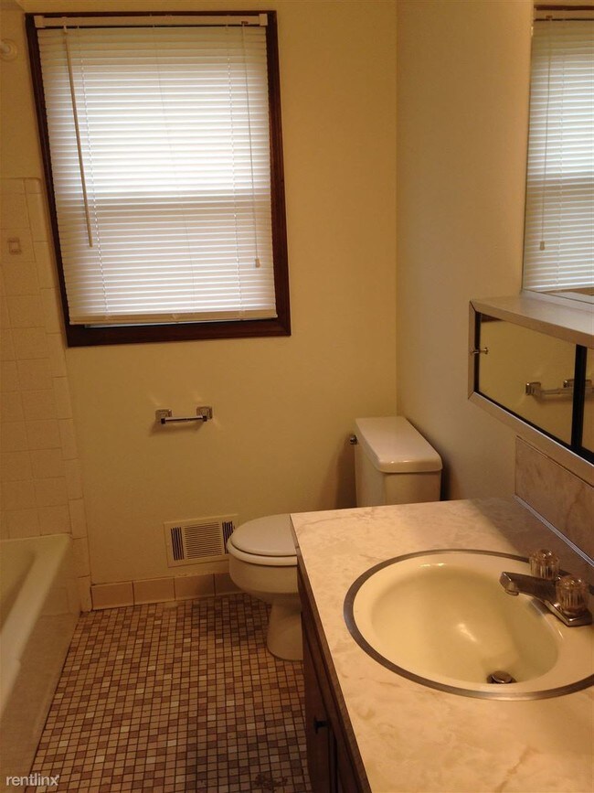 Building Photo - 3890 Camelot Dr SE