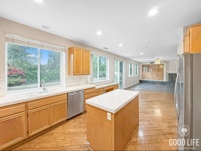 Foto del edificio - Beautiful 5B/3BA Home in Vista Available for Rent!