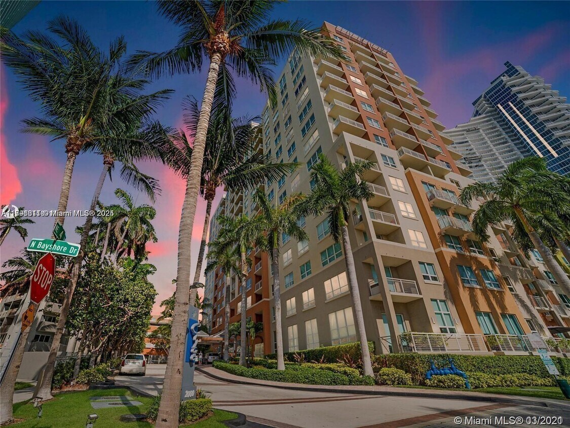 Primary Photo - 2000 N Bayshore Dr