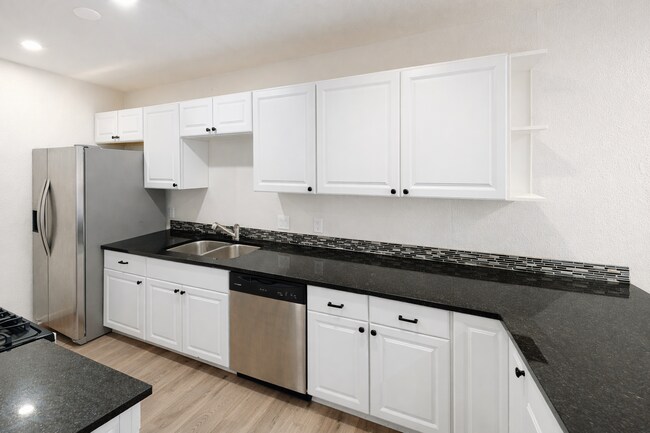 Cocina renovada, luminosa y abierta. Perfecta para el día a día y para recibir visitas con facilidad. - 5917 Little Creek Trl