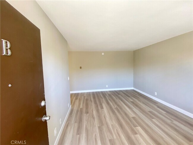 Building Photo - 5853 Greenleaf Ave