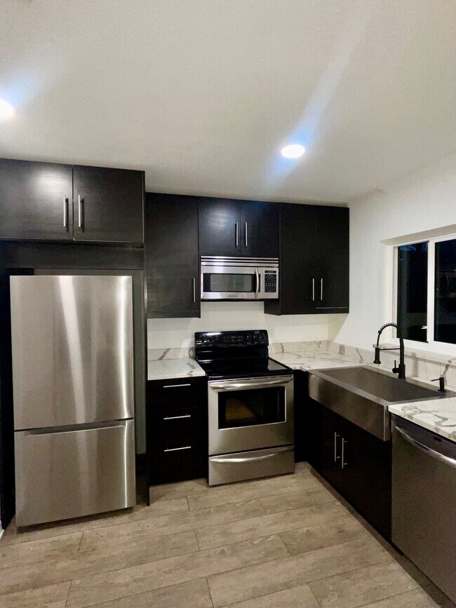 Foto del edificio - 8811 Bay Pointe Dr