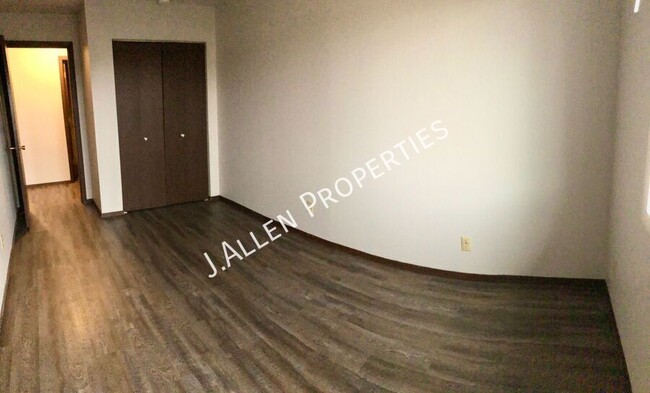 Building Photo - Rarely Available 1 bed, 1 bath