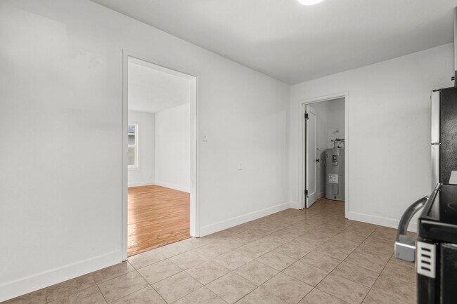 Foto del edificio - $0 RENT FOR THE MONTH OF JAN FOR THIS NEWLY RENOVATED 1 BED/1 BATH WITH FENCED BACKYARD