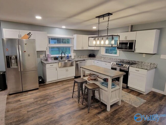 Building Photo - 4728 Panorama Dr SE