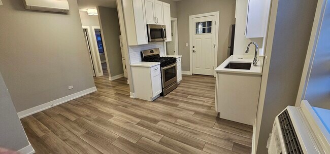 Building Photo - 3929 N Janssen Ave