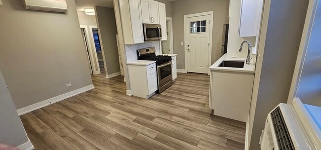 Building Photo - 3929 N Janssen Ave