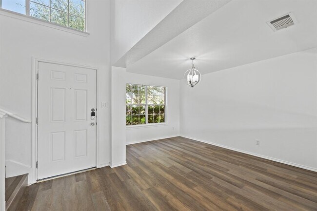 Building Photo - 722 Lavaca Loop