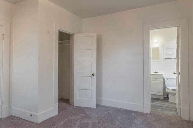 Foto del edificio - Updated 1 Bedroom Apartment Walking Distan...