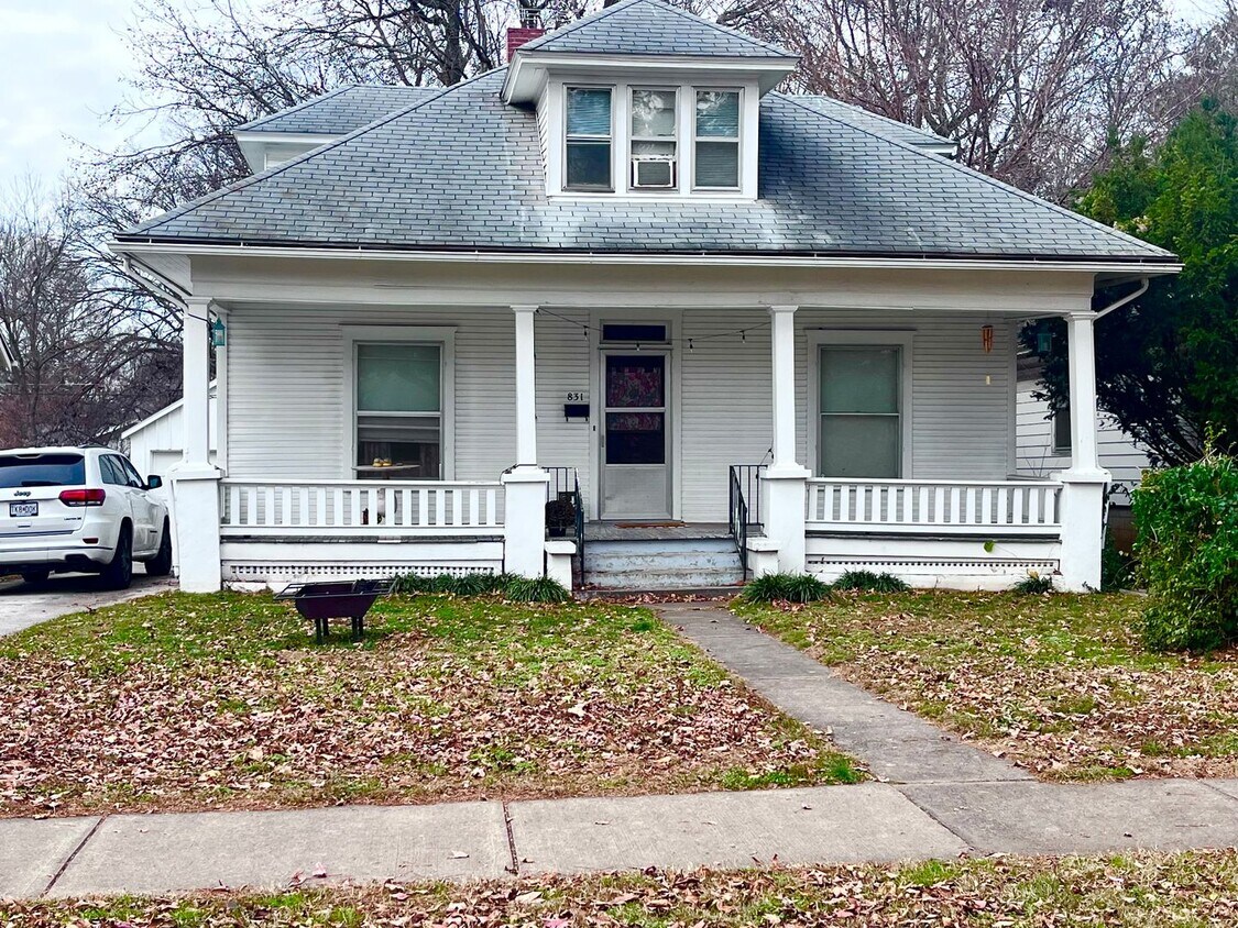 Primary Photo - Cozy 3 Bedroom, 1 Bath Home