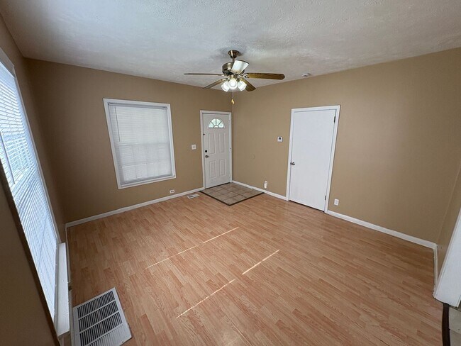 Building Photo - Home w/ Huge 2-stall Garage