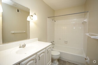 2BR, 1BA - 835 SF - Wilshire Apartments