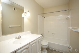 2BR, 1BA - 835 SF - Wilshire Apartments