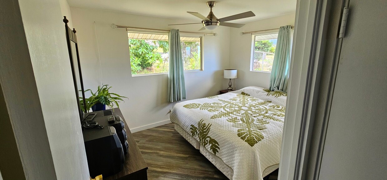 Room #2 Cal King Bed - 240 Elilani St