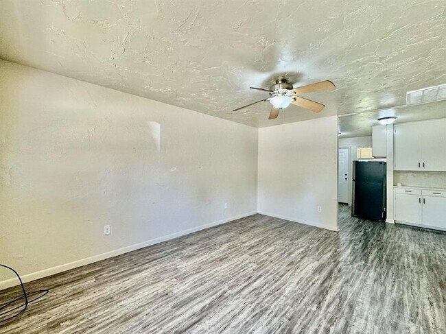 Foto del edificio - 528 N Baumann Ave