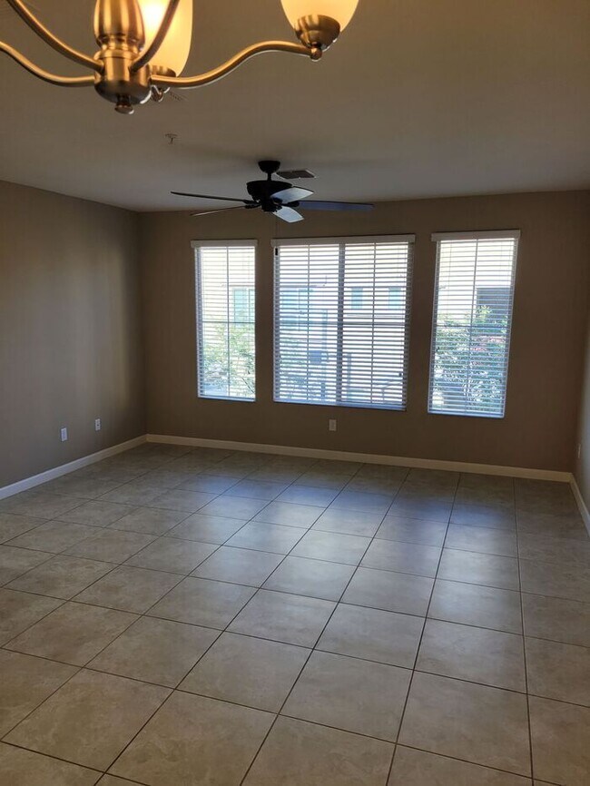 Foto del edificio - 240 W Juniper Ave