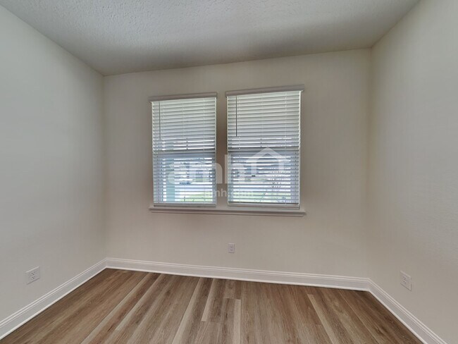 Foto del edificio - 11661 Hillside Dr