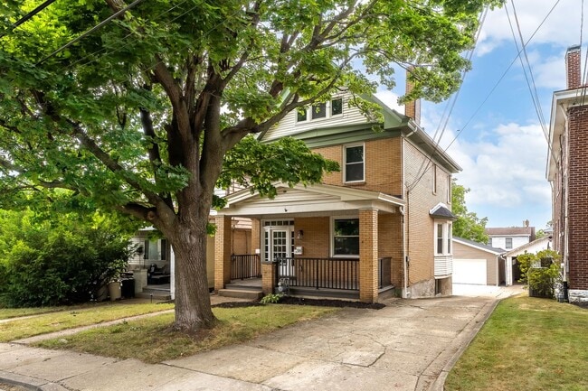 Building Photo - Beautiful 5 Bedroom, 2 Bathroom in Mt.Lebanon- Original Hardwood Floors and Garage