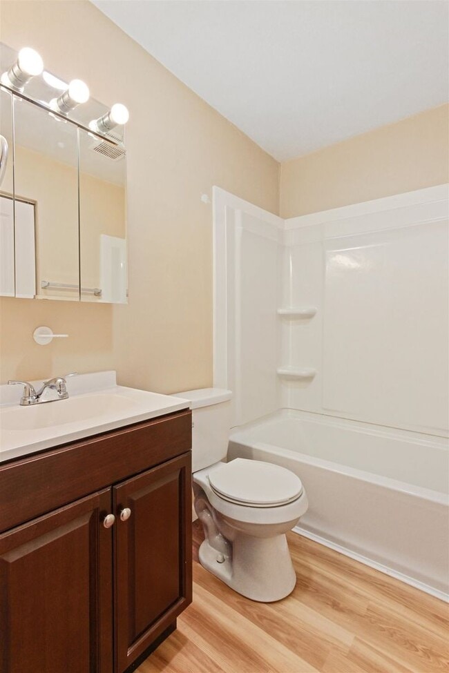 Building Photo - Coming Soon - 2 Bedrooms 1 bath - Dallasto...