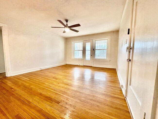 Foto del edificio - Top-Floor 2 Bedroom Condo in Gated Community with Huge Balcony & Elegant Marble Bath