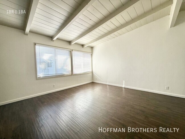 Building Photo - 1820 N La Brea Ave