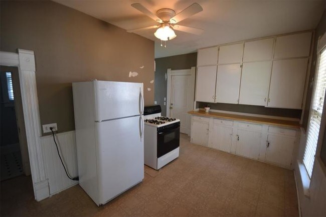 Building Photo - 2 Bedroom Lower- Oshkosh