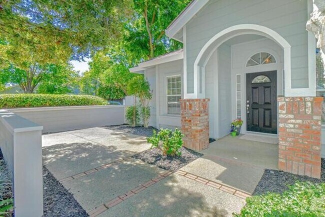Building Photo - Pristine 3 Bedroom 2 bathroom + Den in Sou...