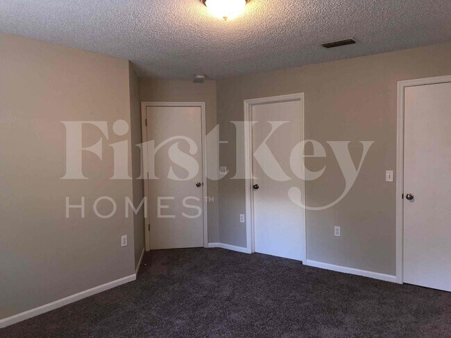 Foto del edificio - 2137 Featherwood Dr W