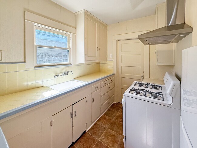 Foto del edificio - Perfectly located 1 Bd/1Ba house with a bo...
