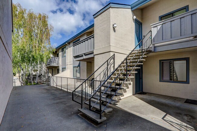 Building Photo - 845 Woodside Way