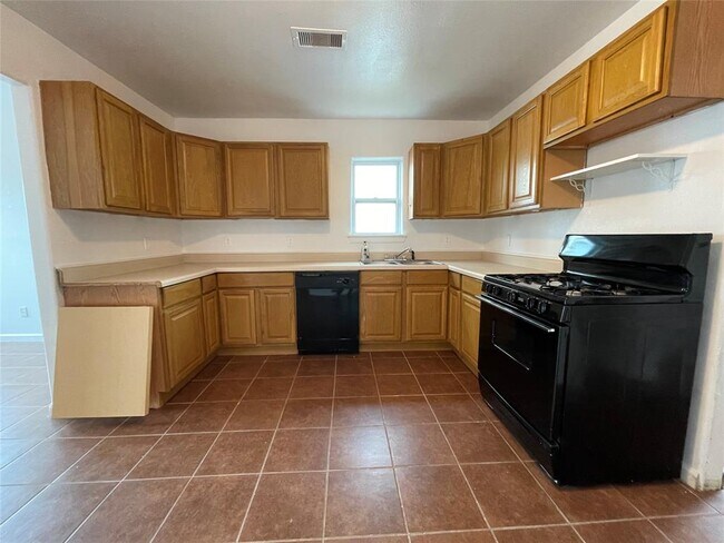 Building Photo - 5702 Sylvia Dr