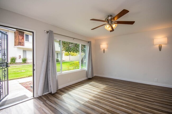 Building Photo - 3 Bedroom Town Home
