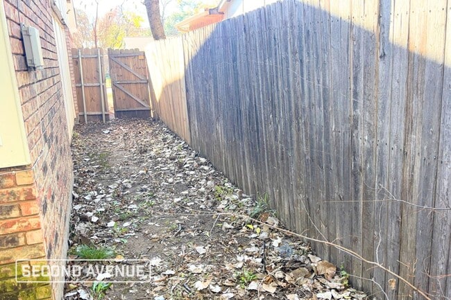 Building Photo - 416 Woodcrest Way