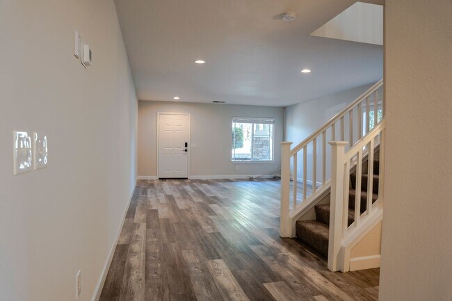 Building Photo - Beautiful Family Home