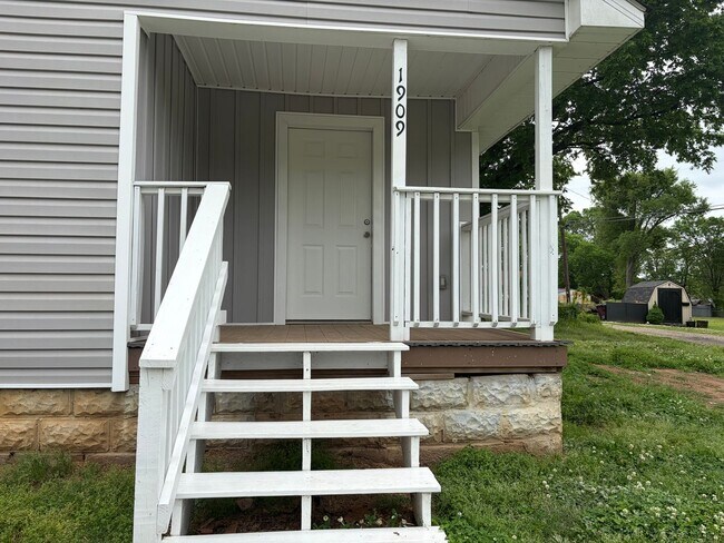 Foto del edificio - 2 BEDROOM 1 BATH HOUSE ALL ELECTRIC TILE FLOORING CENTRAL HEAT & AIR STACK WASHER/DRYER INCLUDED