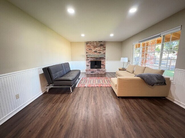 Foto del edificio - Beautiful 3 Bedroom 2 Bathroom House in Granda Hills