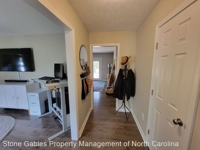 Building Photo - 3 br, 2 bath House - 215 Harverhill Dr