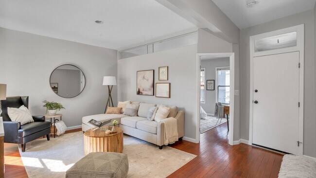 Building Photo - Two Bedroom Condo in SOMA with Yard, Parking, and W/D.