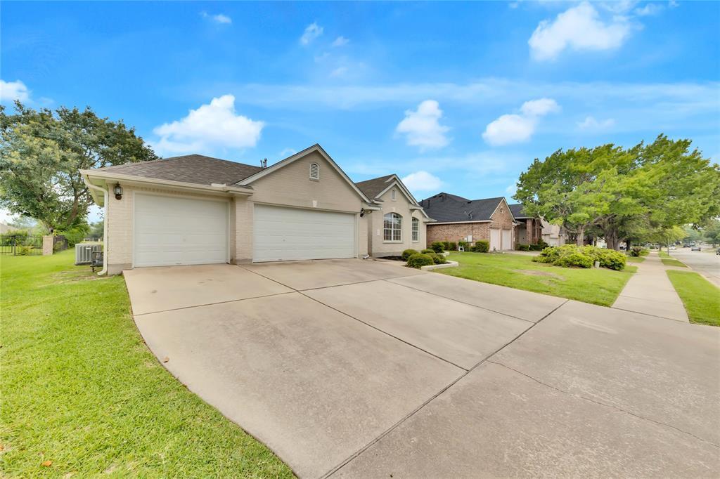 Foto principal - 2721 Butler National Dr